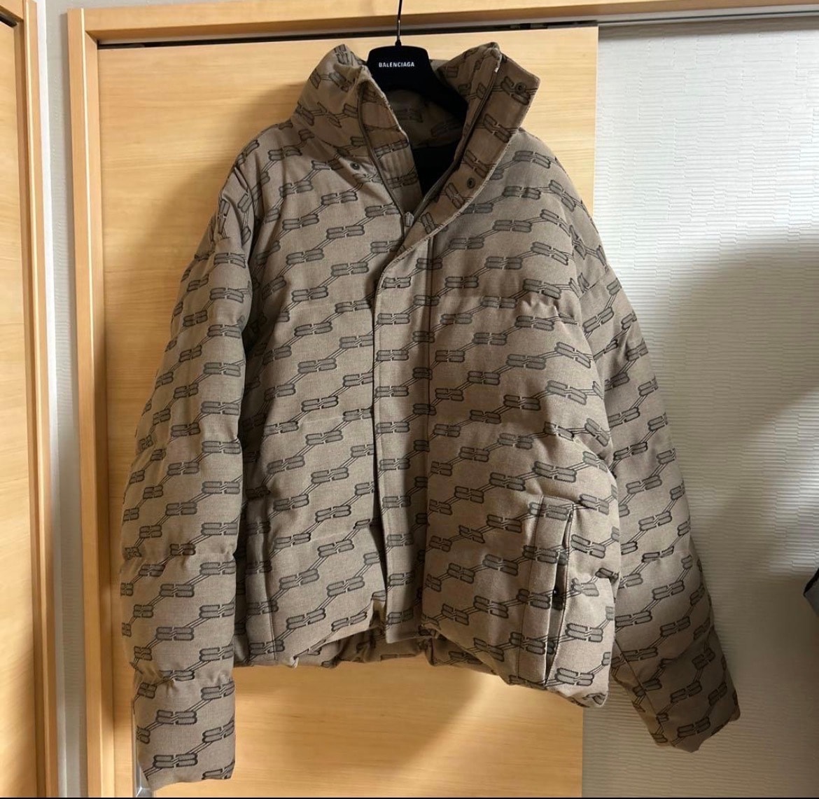 バレンシアガダウンジャケット