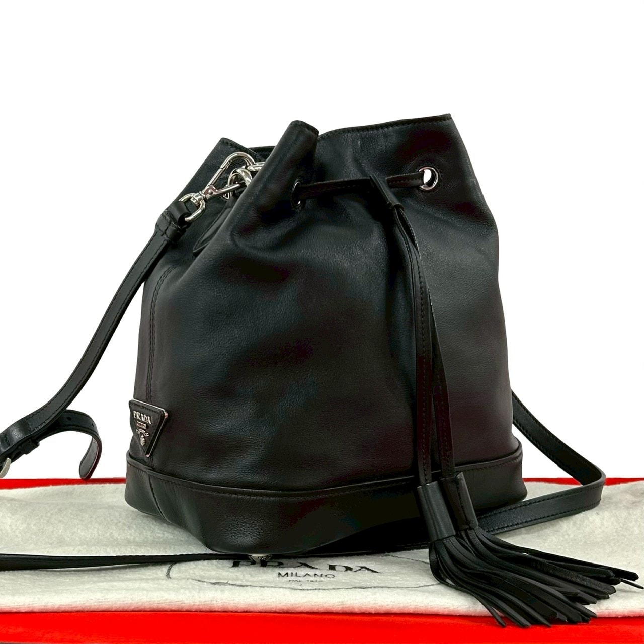 PRADA プラダ 三角ロゴ 金具 タッセル レザー ショルダーバッグ ブラック
 37423