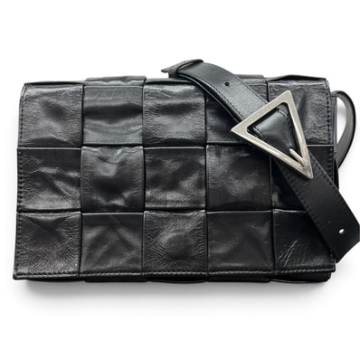 BOTTEGA VENETA 極美品 ボッテガヴェネタ カセット マキシ イントレチャート ショルダーバッグ 667298 シワ加工 レザー ブラック ポシェット クロスボディ ユニセックス Aランク 中古 鑑定済 ボッテガバッグ