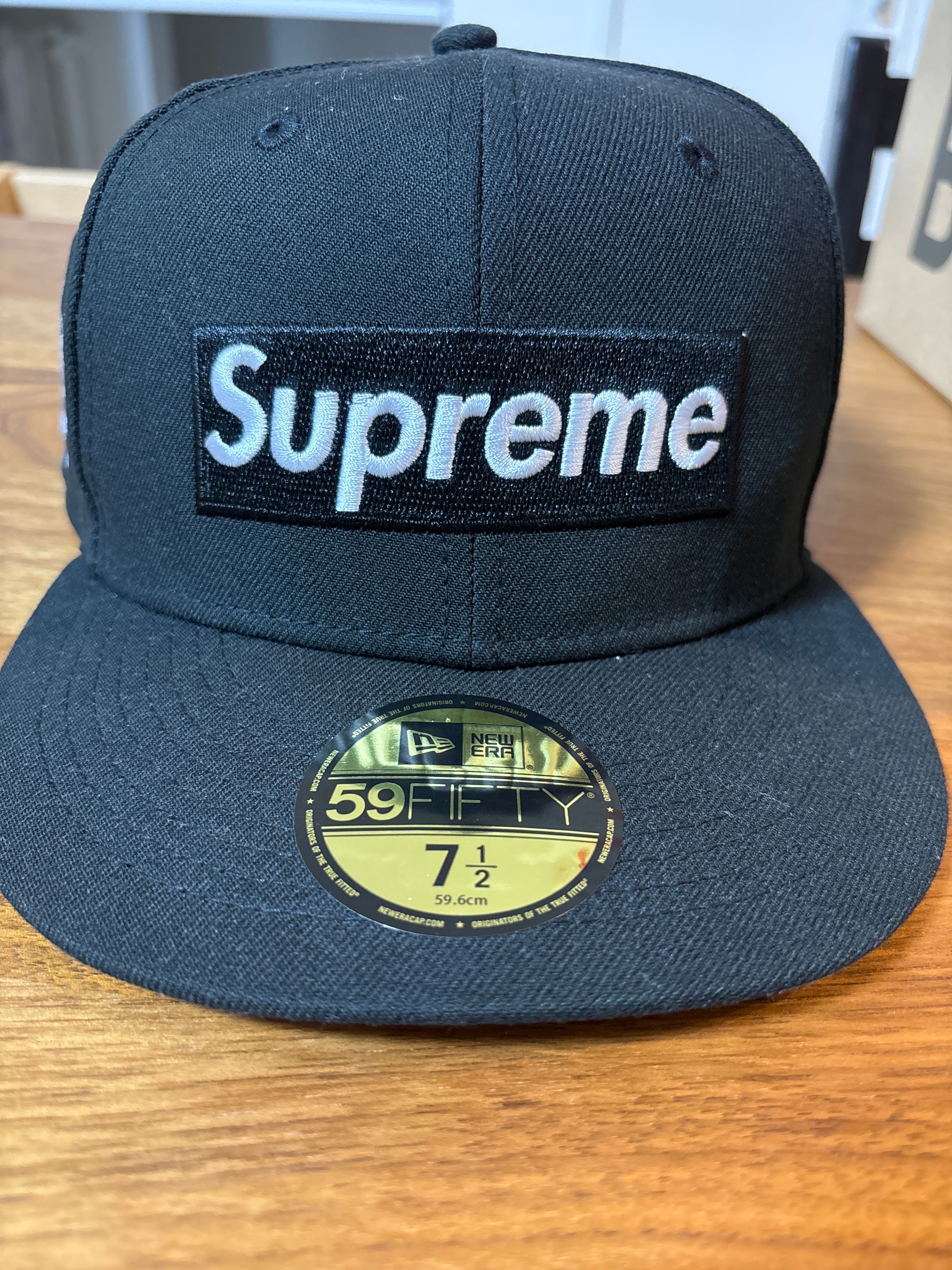 Supreme Money Box Logo New Era "Black"