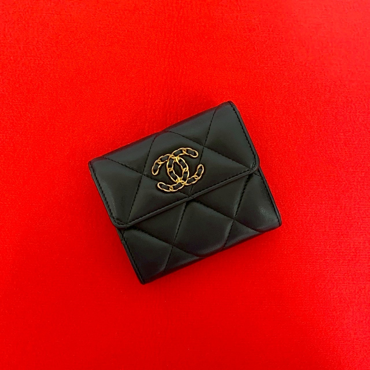 CHANEL シャネル シャネル19 ココマーク ラムスキン 三つ折り財布 ブラック
 31652