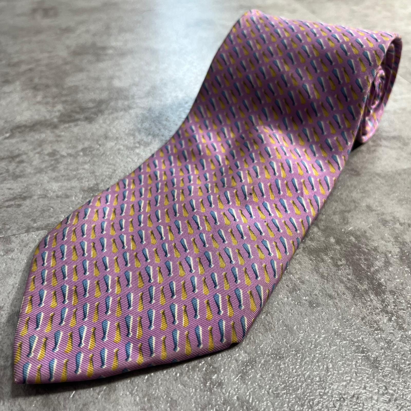 【Dunhill】ダンヒル 幾何学模様 ネクタイ 小紋 ジオメトリック 縦長モチーフ ショートライン 曲線 連続柄 総柄 パープル ブルー メンズ