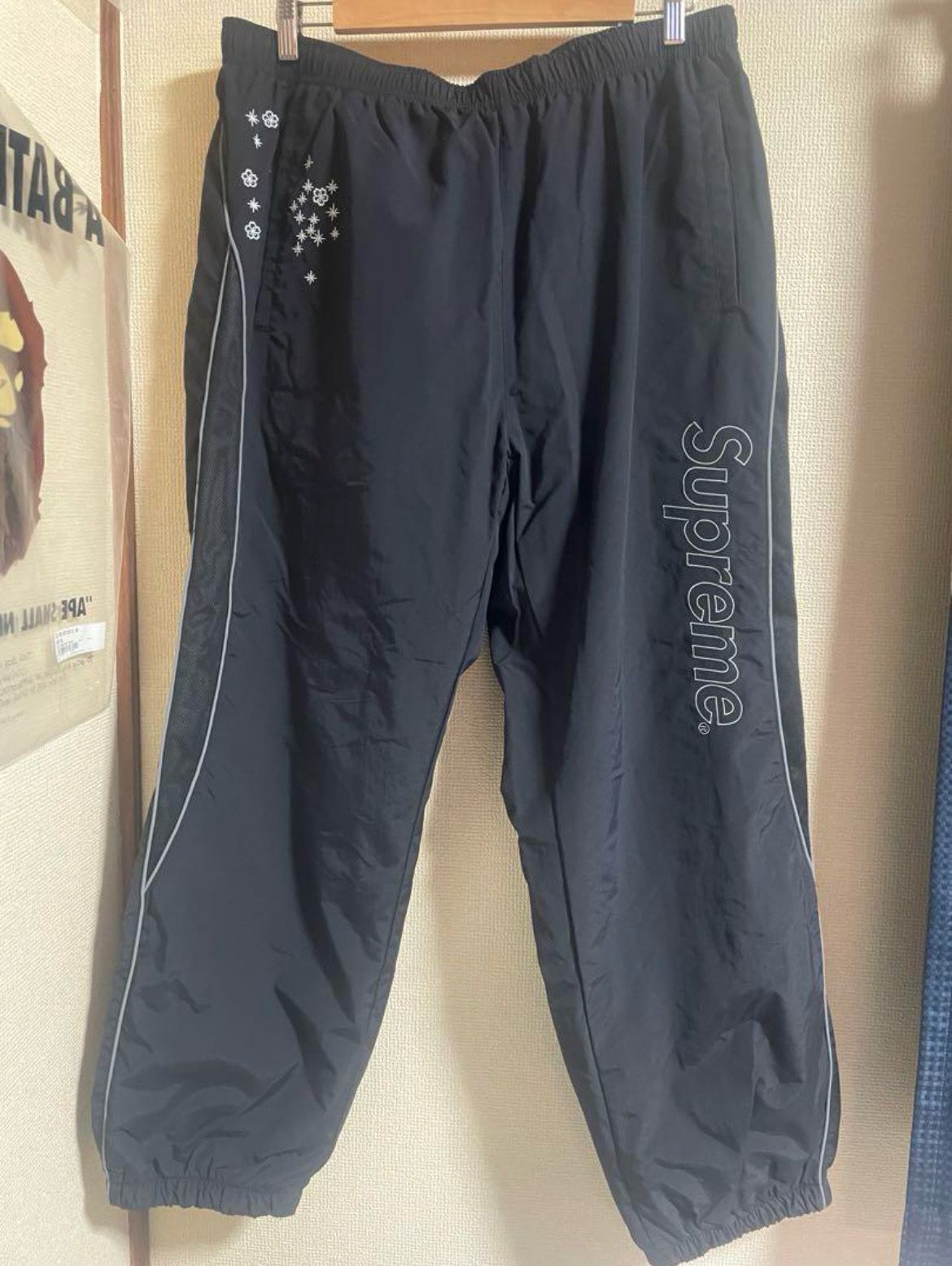 シュプリーム アオイ(葵産業) グロー イン ザ ダーク トラック パンツ "ブラック"