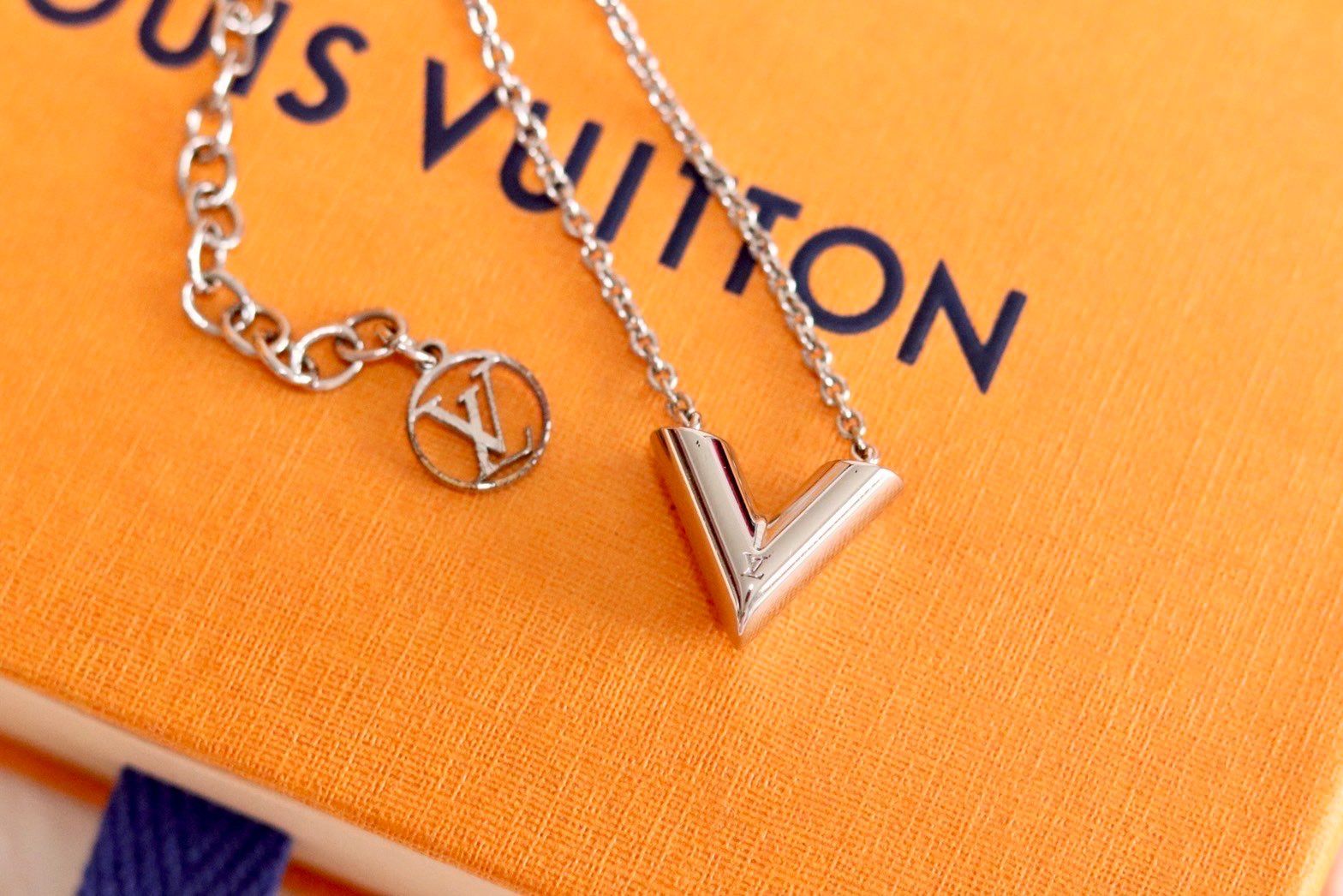 Louis Vuitton Essential V Supple Necklace "Silver"