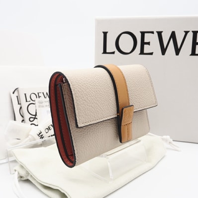 美品 LOEWE ロエベ ソフトカーフレザー スモール バーティカル ウォレット ライトオーツ ハニー C660S86X01 三つ折り財布 ベージュ ピンク グレインカーフレザー レディース