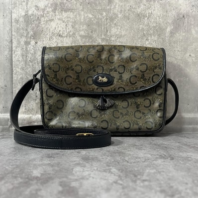 【CELINE】セリーヌ Cマカダム Cサルキー 馬車金具 ショルダーバッグ PVC レザー カーキ ブラック ゴールド金具 タッセル 馬車柄 斜め掛け