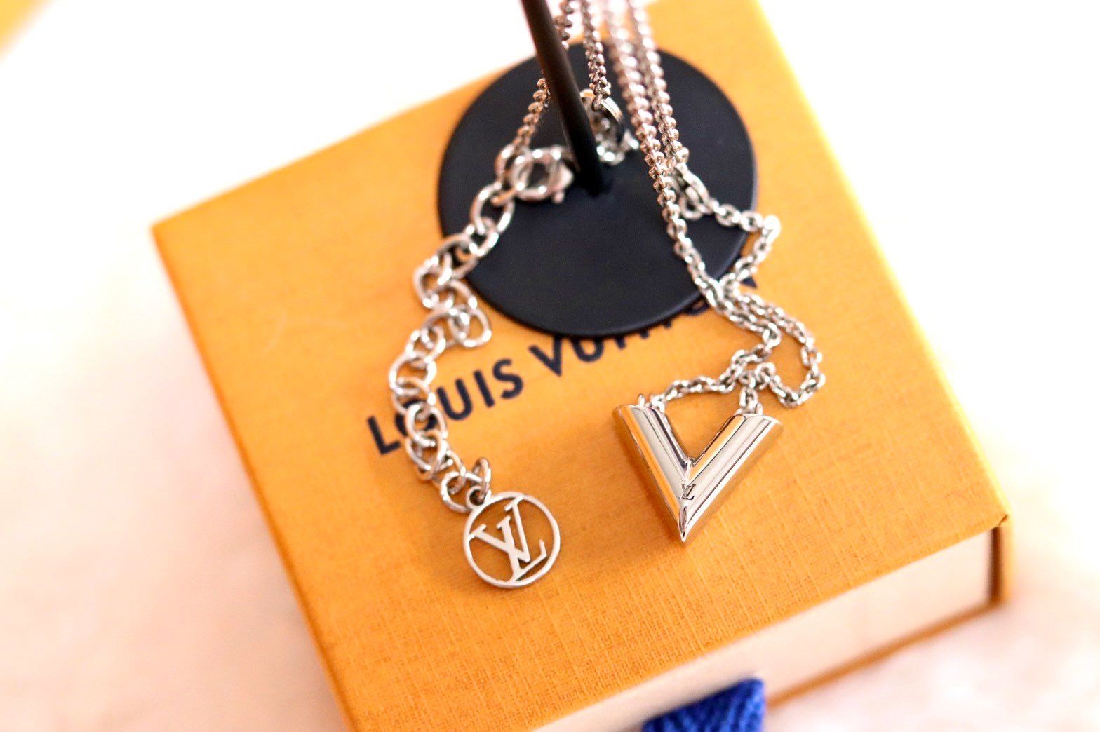 Louis Vuitton Essential V Supple Necklace "Silver"