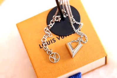 Louis Vuitton Essential V Supple Necklace "Silver"