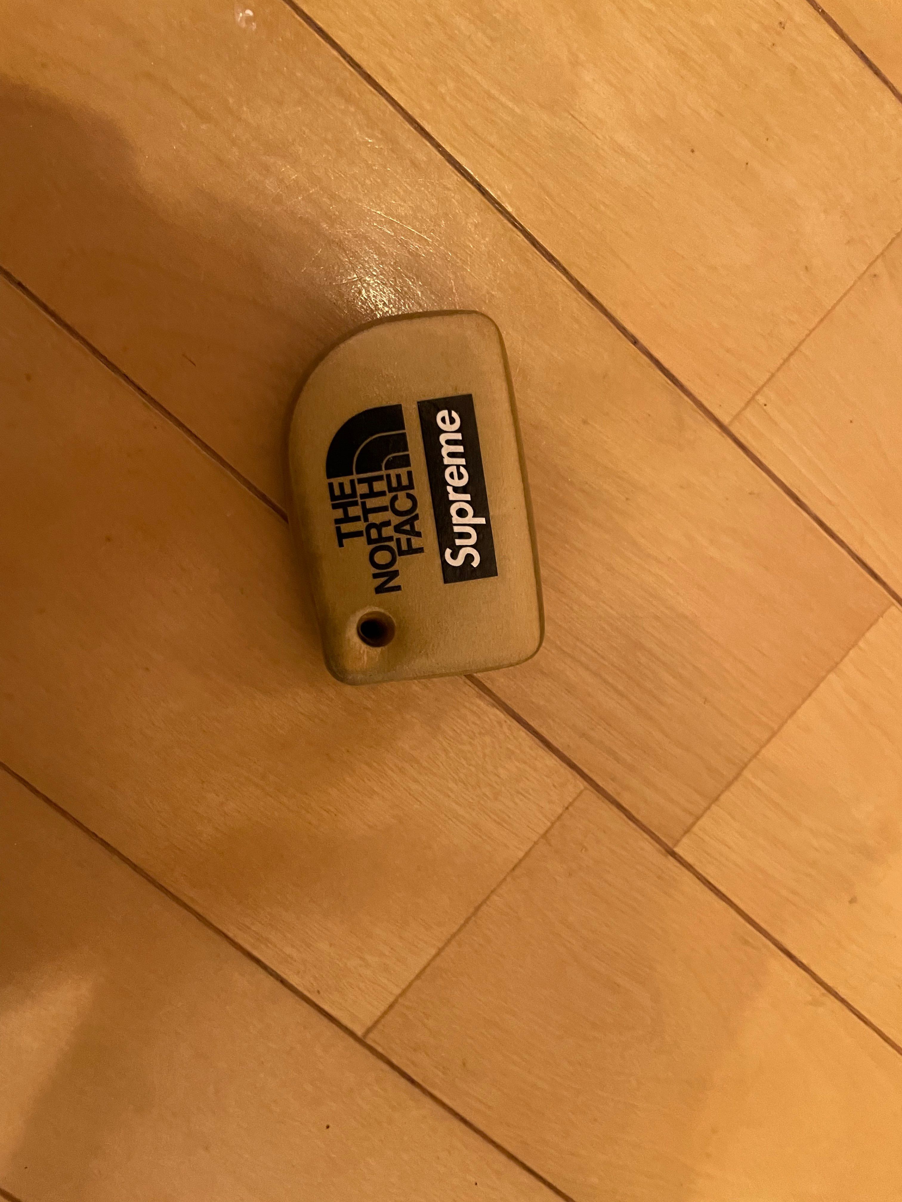 Supreme x The North Face Floating Keychain "Gold"
