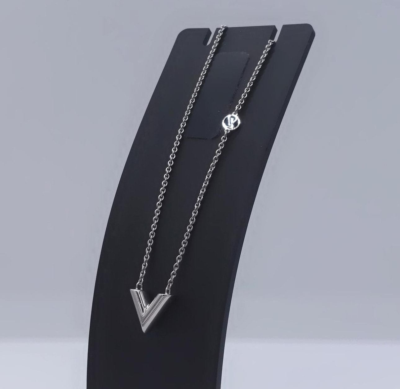 Louis Vuitton Essential V Supple Necklace "Silver"