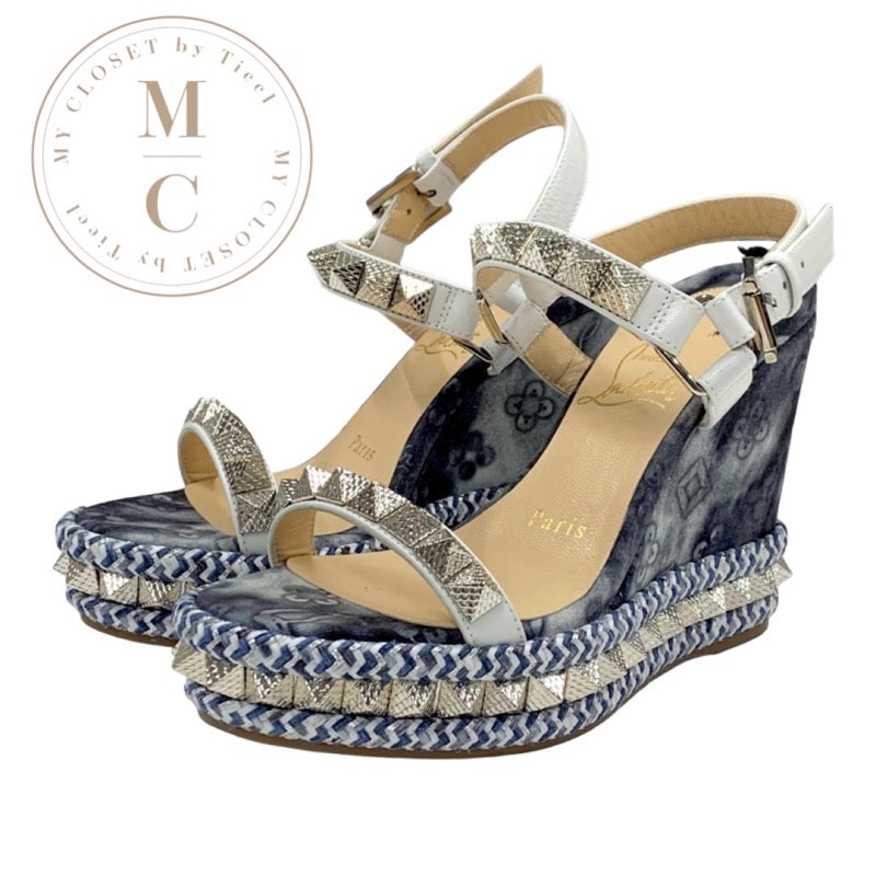 クリスチャンルブタン Christian Louboutin ピラクロウ サンダル 靴 シューズ ファブリック レザー ブルー系 ホワイト シルバー スタッズ ウェッジソール