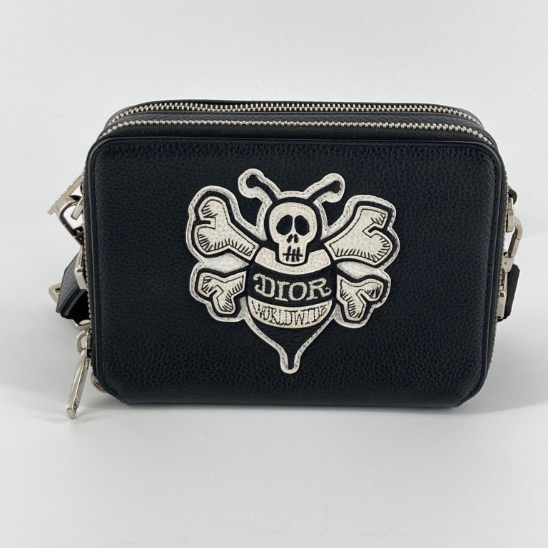 CHRISTIAN DIOR(クリスチャン・ディオール)× Shawn Stussy(ショーン ステューシー) ビーパッチレザー コンパクト ショルダーバッグ 10-BO-0250 ブラック