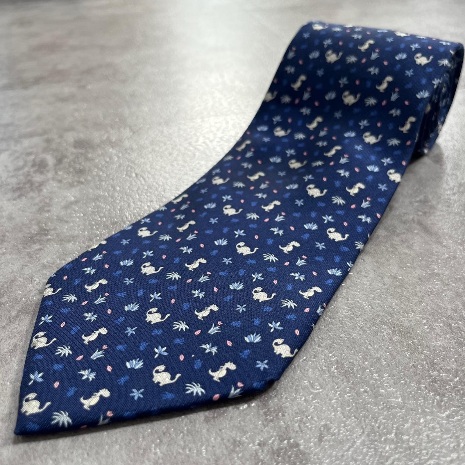 【Salvatore Ferragamo】サルヴァトーレフェラガモ ネクタイ 恐竜 キョウリュウ ダイナソー 草花 ボタニカル柄 総柄 ネイビー 紺 メンズ