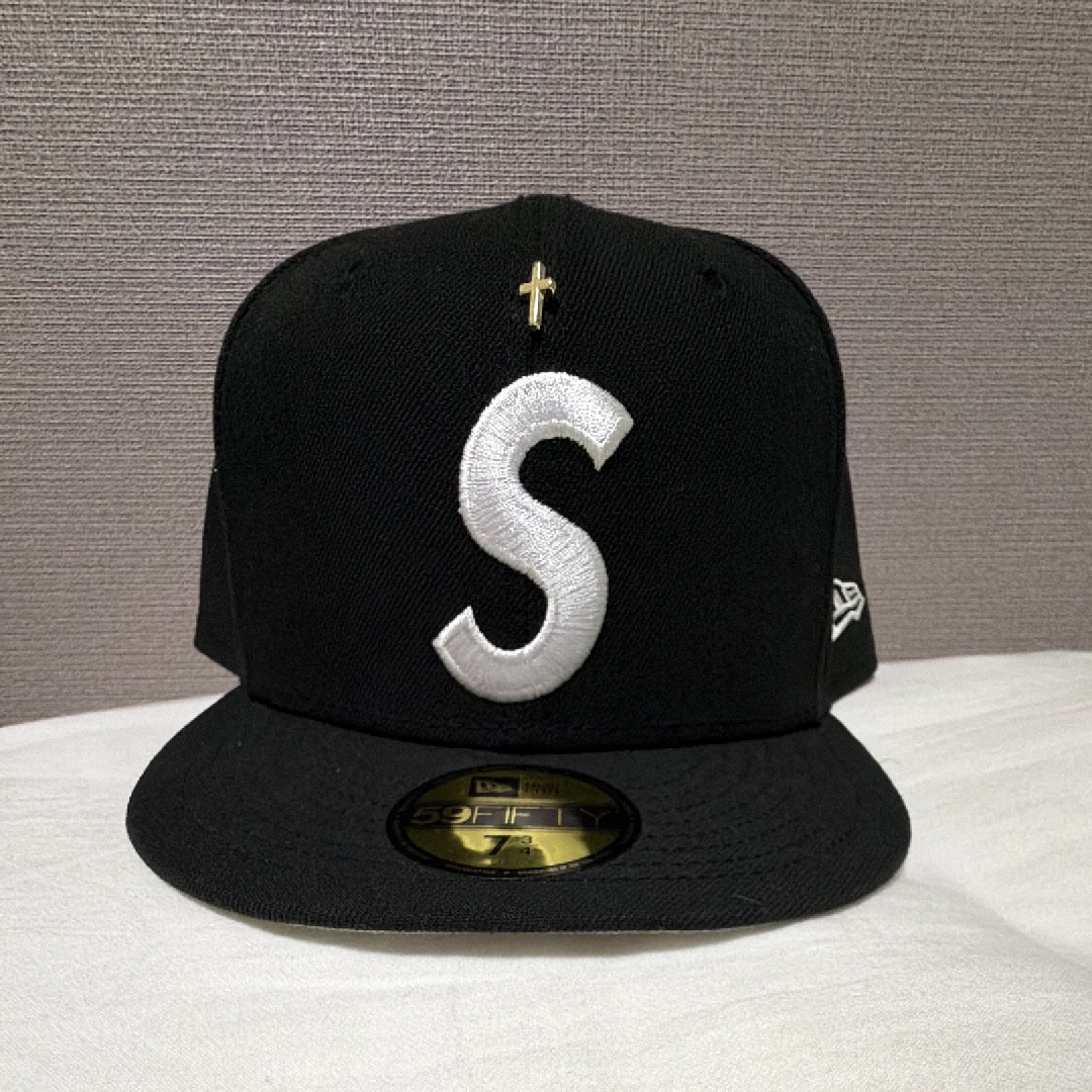 未使用に近い】シュプリーム ゴールド クロス エス ロゴ ニューエラ