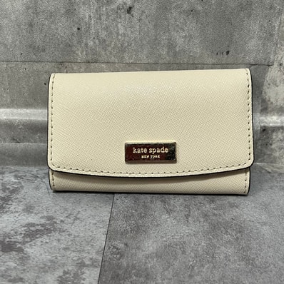 【kate spade】ケイトスペード 無地キーケース シンプルデザイン レザー レディース アイボリー ホワイト キーケース 4連キーリング ロゴプレート付き 型番S338