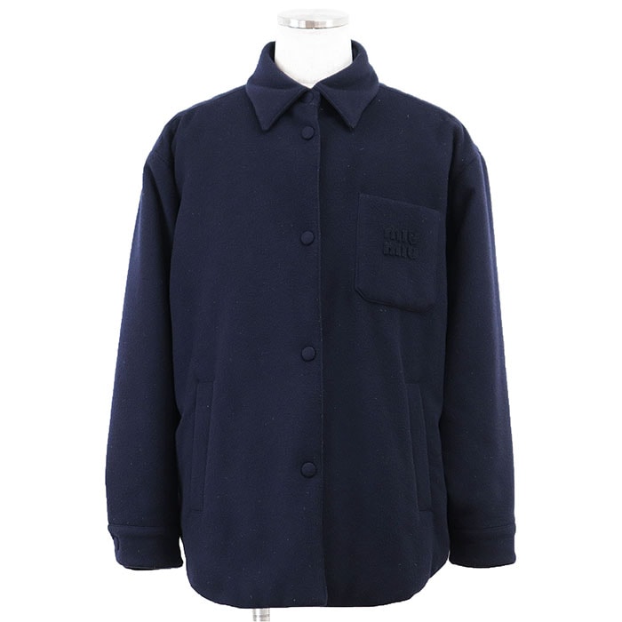 【美品】Miu Miu ミュウ・ミュウ ダウンジャケット ミディアムウェイト ベロア ウール / カシミヤ 2024年製 ロゴ エンブロイダリー 刺繍 パッチ リラックスフィット シャツカラー メルトン メンズ レディース ユニセックス 44 紺 ルーマニア製