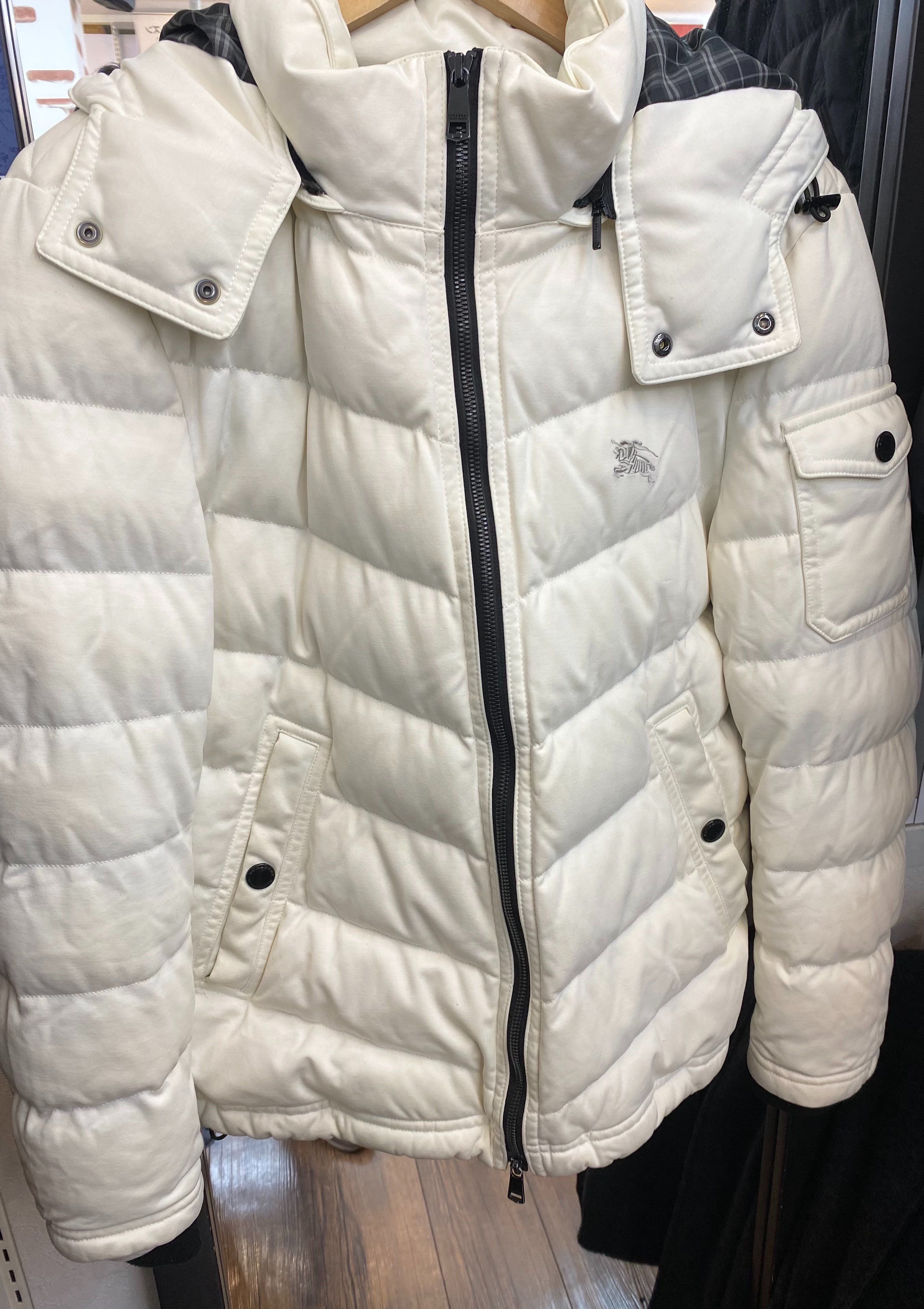 バーバリー ダウンジャケット ホワイト 帽子定番柄 オシャレ