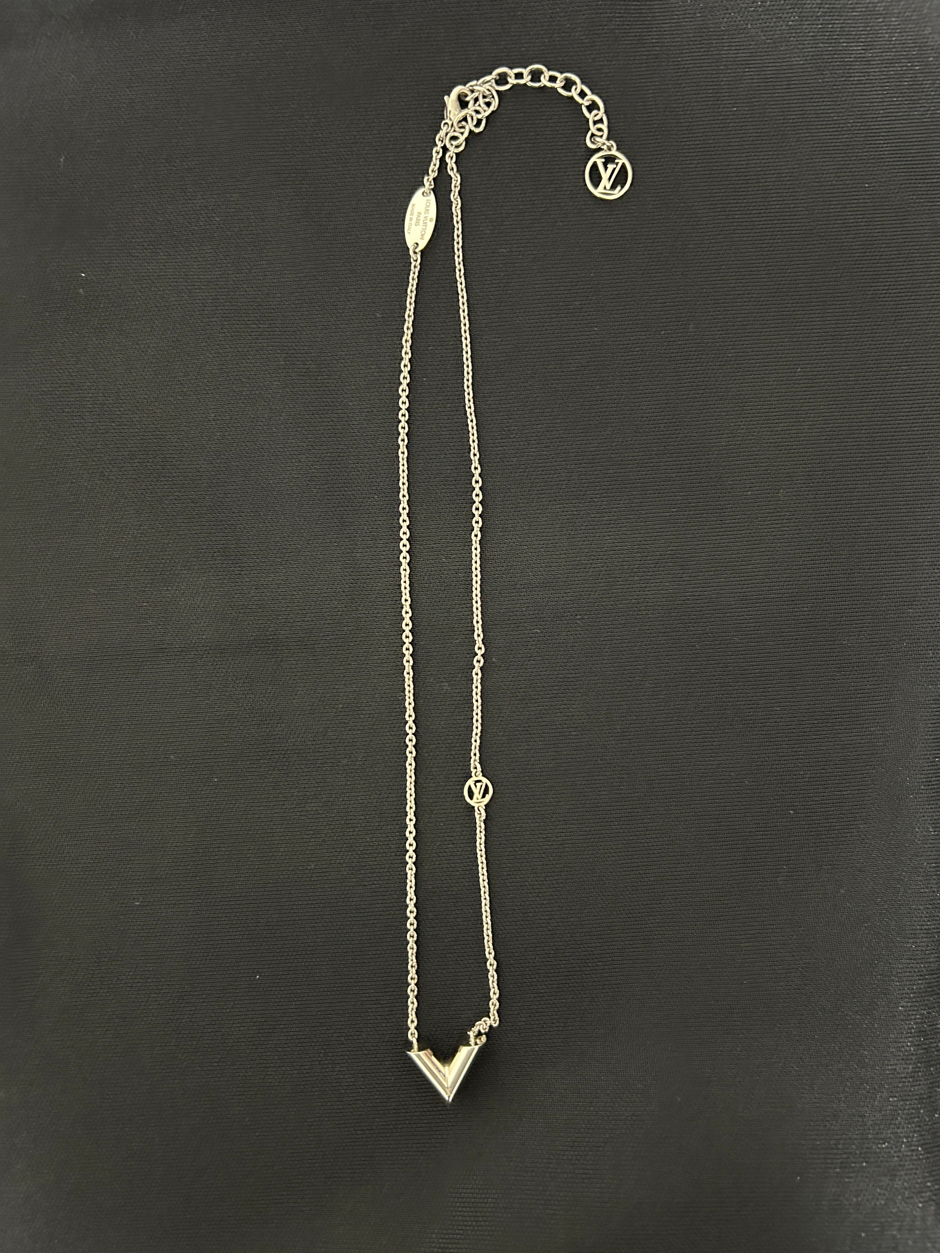 Louis Vuitton Essential V Supple Necklace "Silver"
