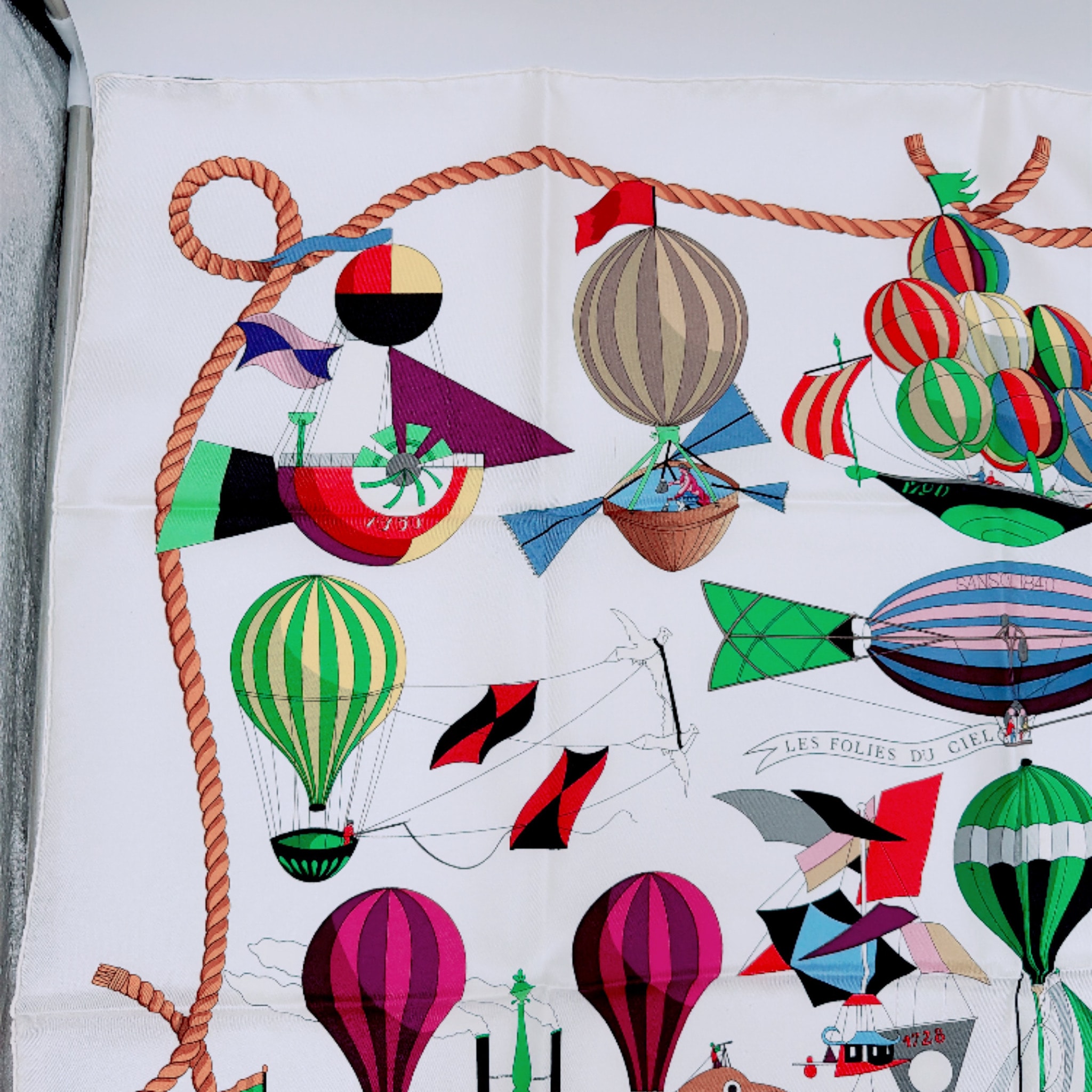 C (やや傷や汚れあり)】□美品□ HERMES エルメス カレ90 LES FOLIES C (やや傷や汚れあり)】□美品□ HERMES エルメス カレ90 LES FOLIES