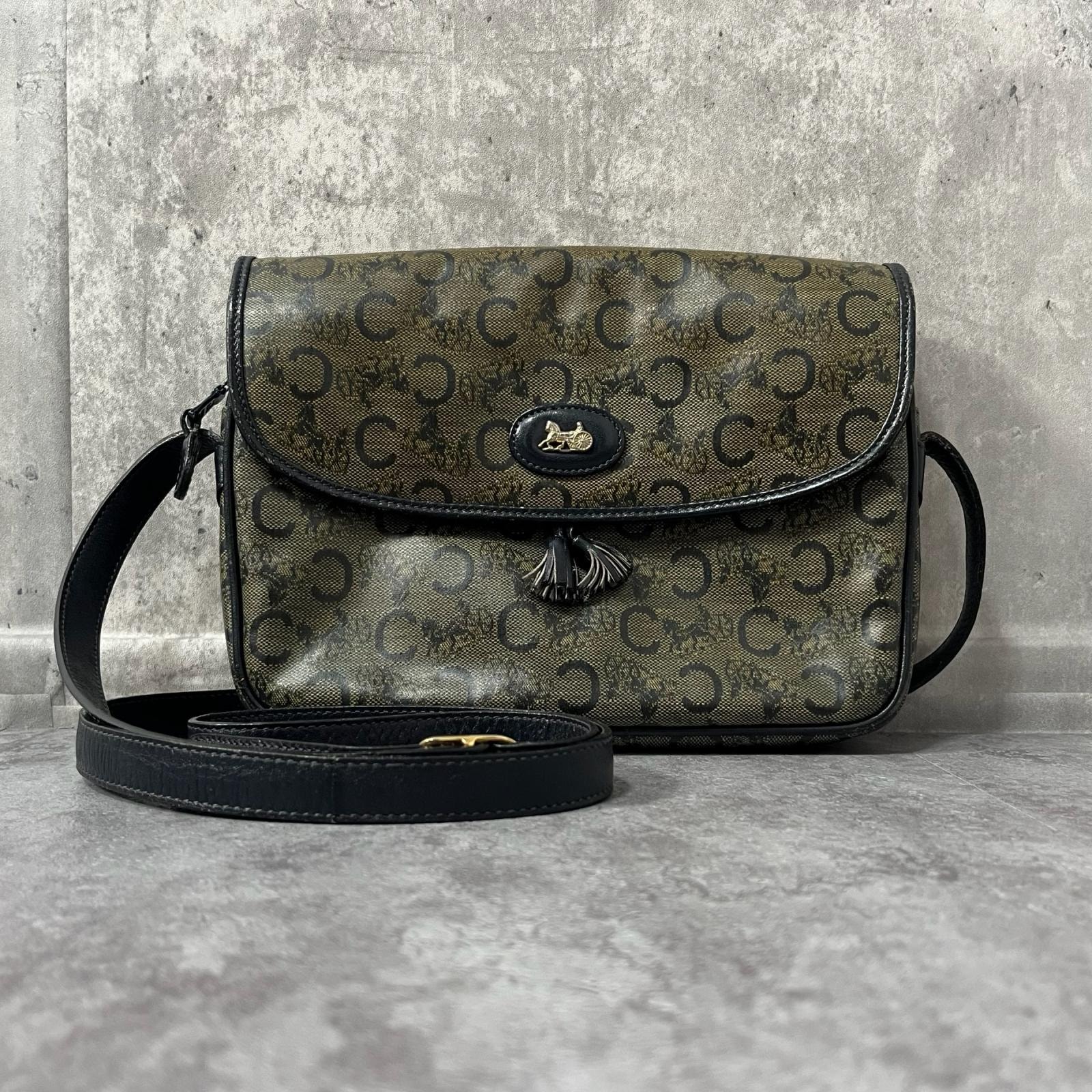 【CELINE】セリーヌ Cマカダム Cサルキー 馬車金具 ショルダーバッグ PVC レザー カーキ ブラック ゴールド金具 タッセル 馬車柄 斜め掛け