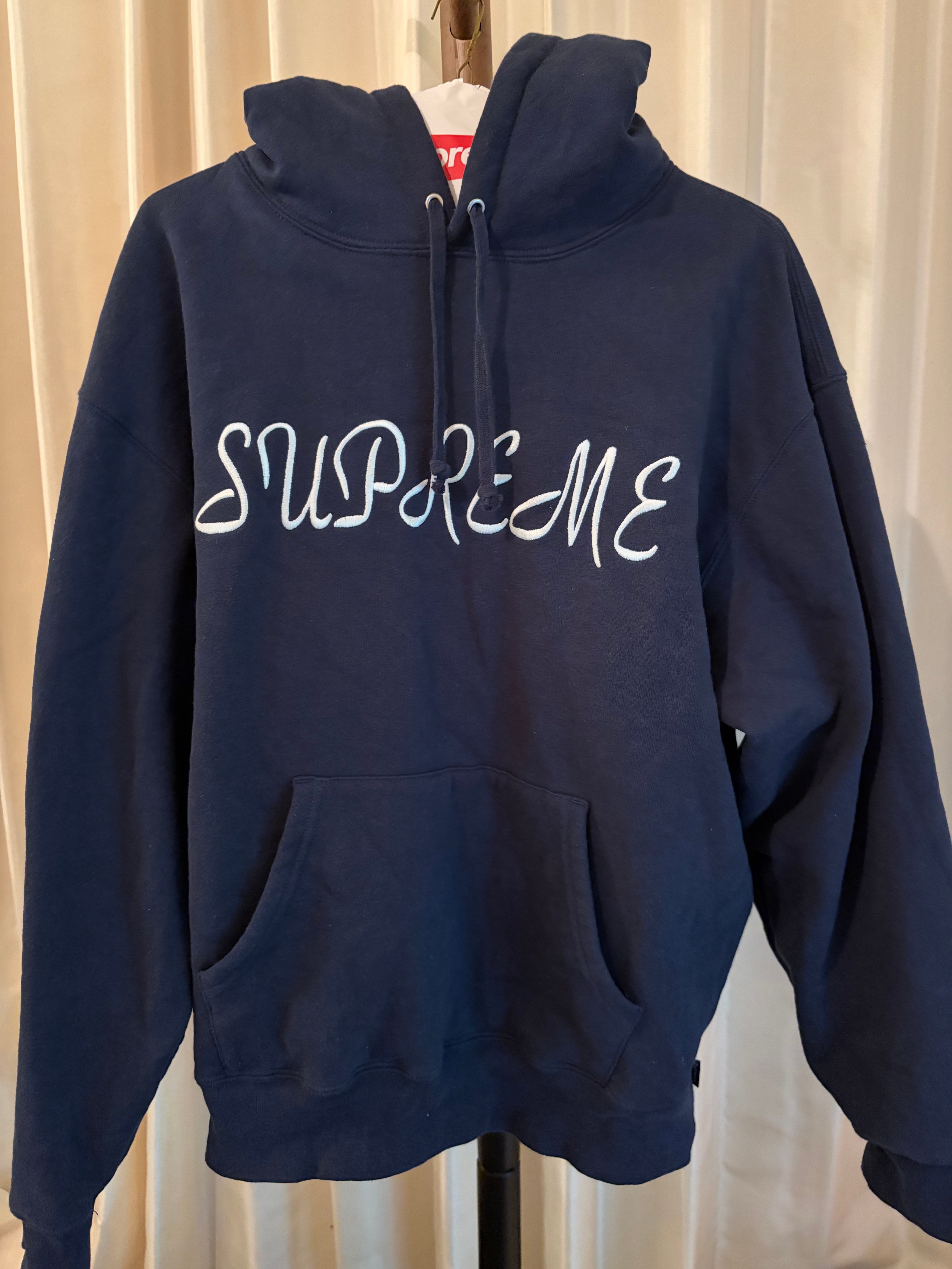 シュプリーム スクリプト フーディー スウェットシャツ "ネイビー"