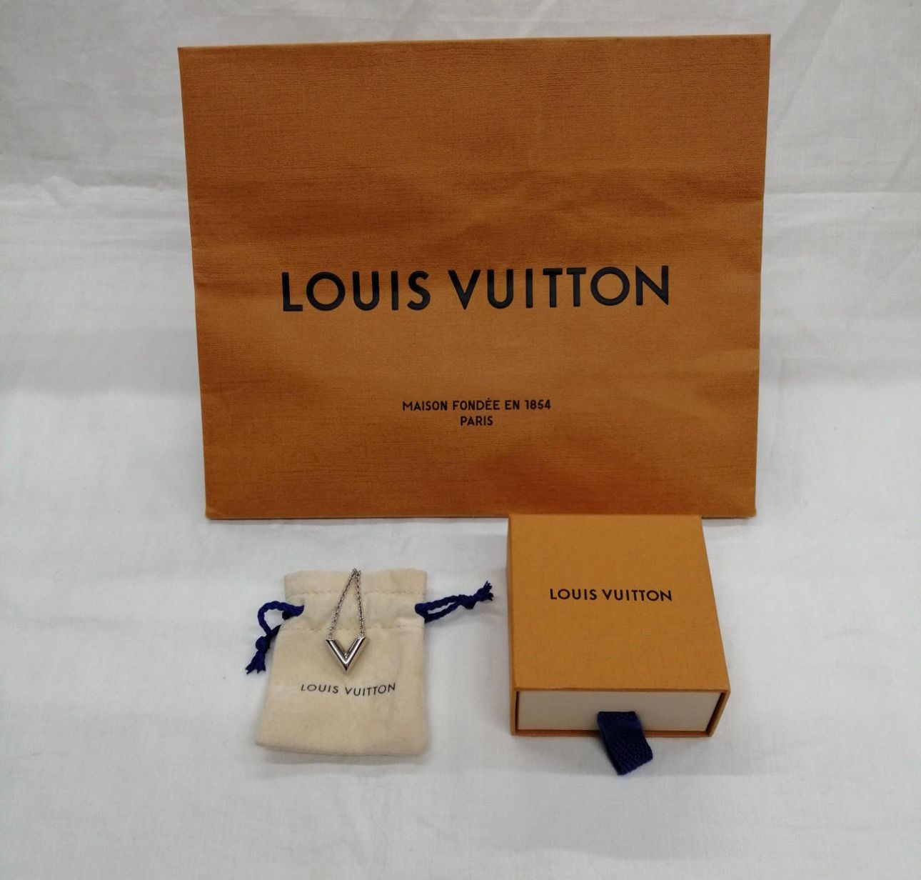 Louis Vuitton Essential V Supple Necklace "Silver"
