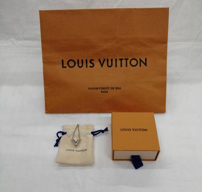 Louis Vuitton Essential V Supple Necklace "Silver"