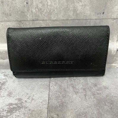 【BURBERRY】バーバリー チェック柄キーケース ノバチェックモチーフ レザー メンズ ブラック 黒色 キーケース 4連キーリング ロゴ刻印 内側チェック柄 型番FN5504