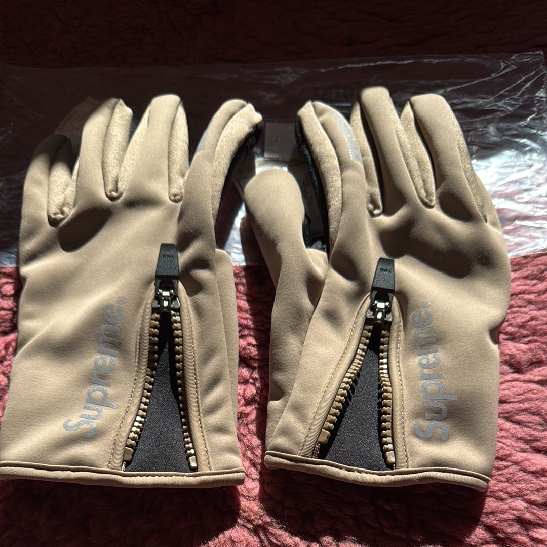 Supreme WINDSTOPPER Zip Gloves 