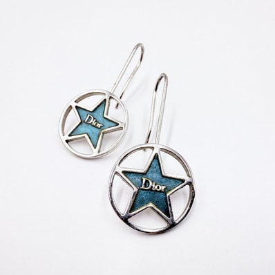 Christian Dior(クリスチャンディオール)スターサークルロゴ フックピアス 星モチーフ グルー シルバーカラー 全長3.3cm レディース