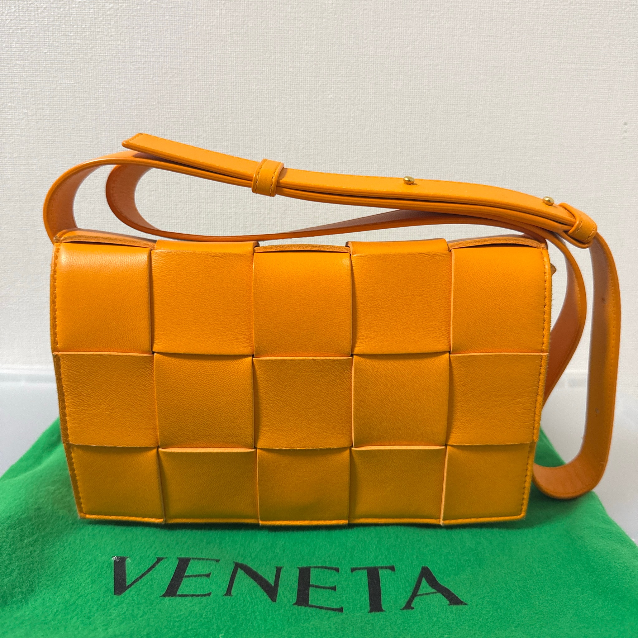 BOTTEGA VENETA ボッテガヴェネタ カセット ショルダーバッグ タンジェリン ポップアップ限定