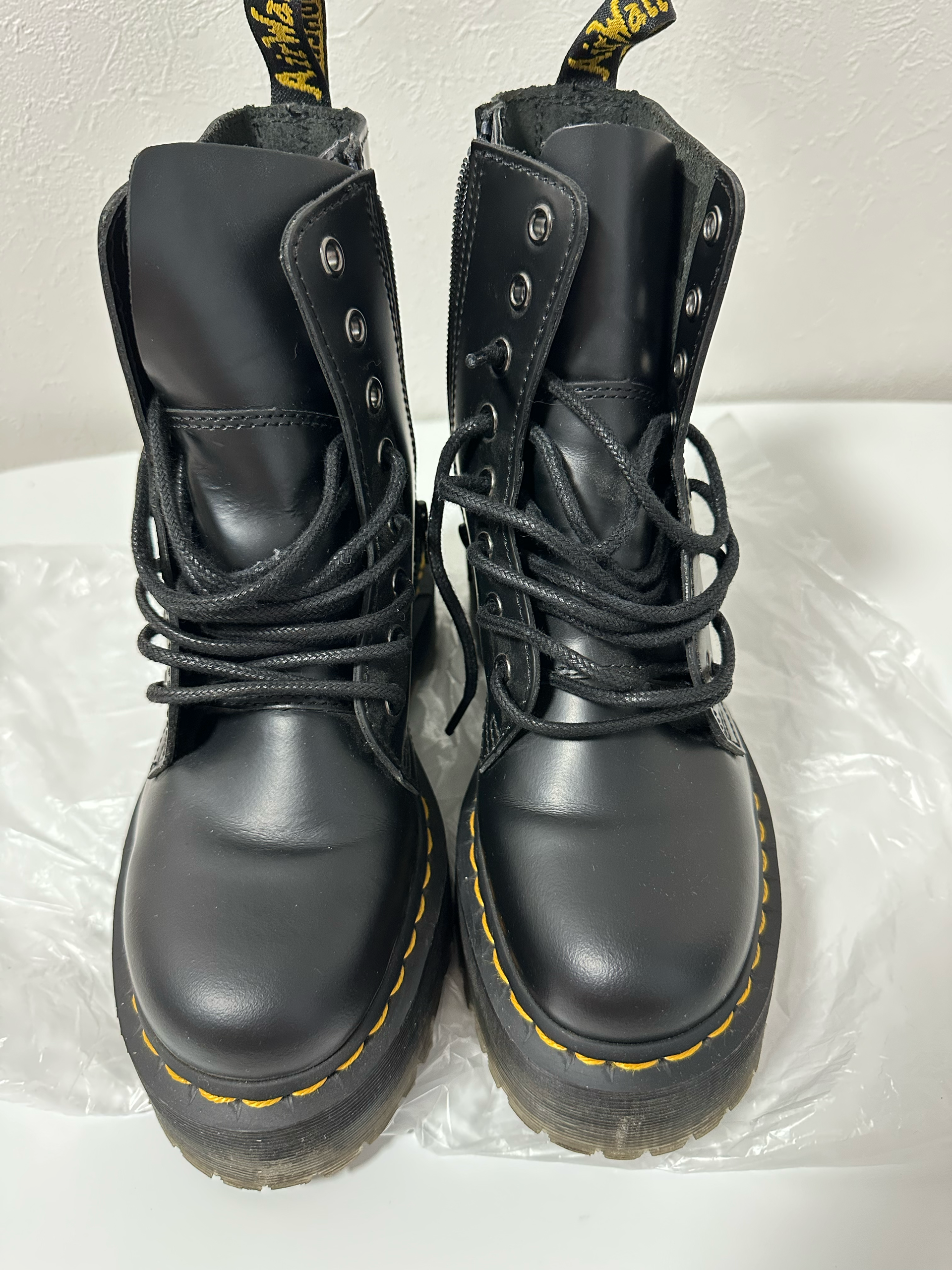 Dr.Martens Women's Jadon 8-Eye Boots "Black"