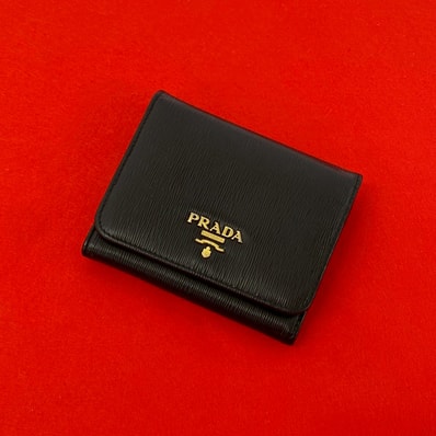 PRADA プラダ ロゴ 金具 ヴィッテロムーブ レザー 三つ折り財布 ブラック
19908