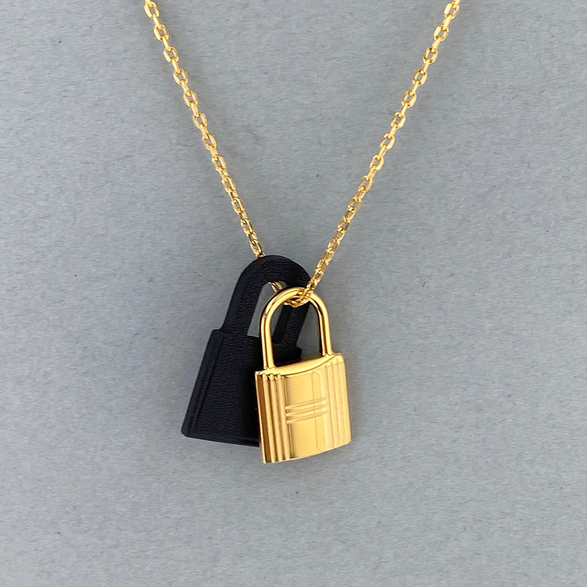 【最終値下げ】HERMES エルメス オーケリー PM ネックレス D刻 ヴォースイフト メタル レザー ピンクゴールド ブラック レディース【中古】