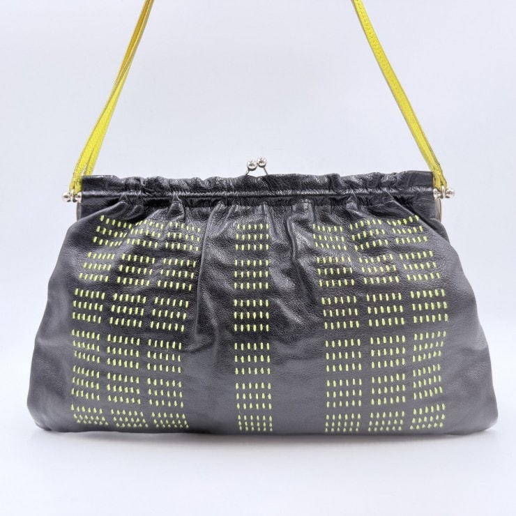 MIU MIU(ミュウミュウ)がま口レザーショルダーバッグ/クラッチバッグ ブラック レザーステッチ イエロー シルバートーン金具 レディース