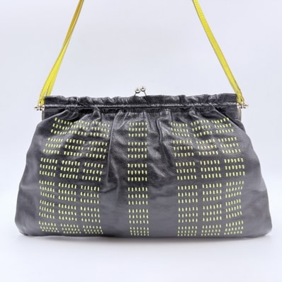 MIU MIU(ミュウミュウ)がま口レザーショルダーバッグ/クラッチバッグ ブラック レザーステッチ イエロー シルバートーン金具 レディース