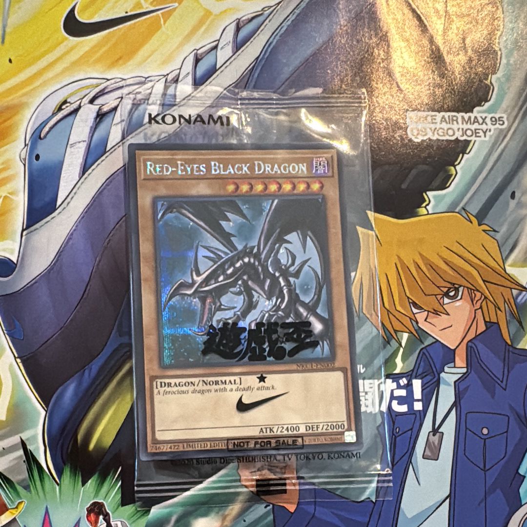 真紅眼の黒竜 SE [NKC1-EN002](遊戯王 x ナイキ エアーマックス 95 QS エアーマッスル House of Duel - 童実野町決闘遊戯館 限定プロモ) 