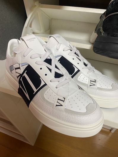 ヴァレンティノ スニーカー