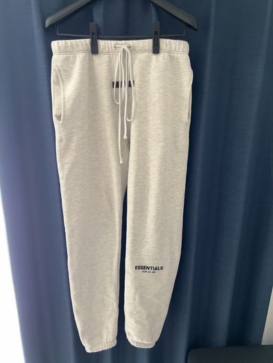 FEAR OF GOD ESSENTIALS BLACK ESS LOGO SWEAT "Light Oatmeal"