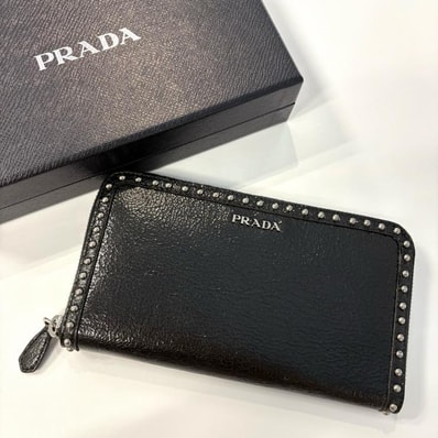 プラダ PRADA 長財布 1M0506 スタッズ クラック加工レザー ブラック SV金具 ロゴ【鑑定済み】正規品