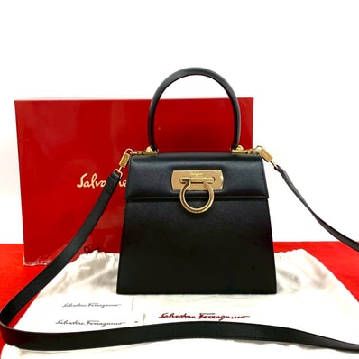 Salvatore Ferragamo サルヴァトーレフェラガモ ガンチーニ 金具 レザー ショルダーバッグ ブラック
42395