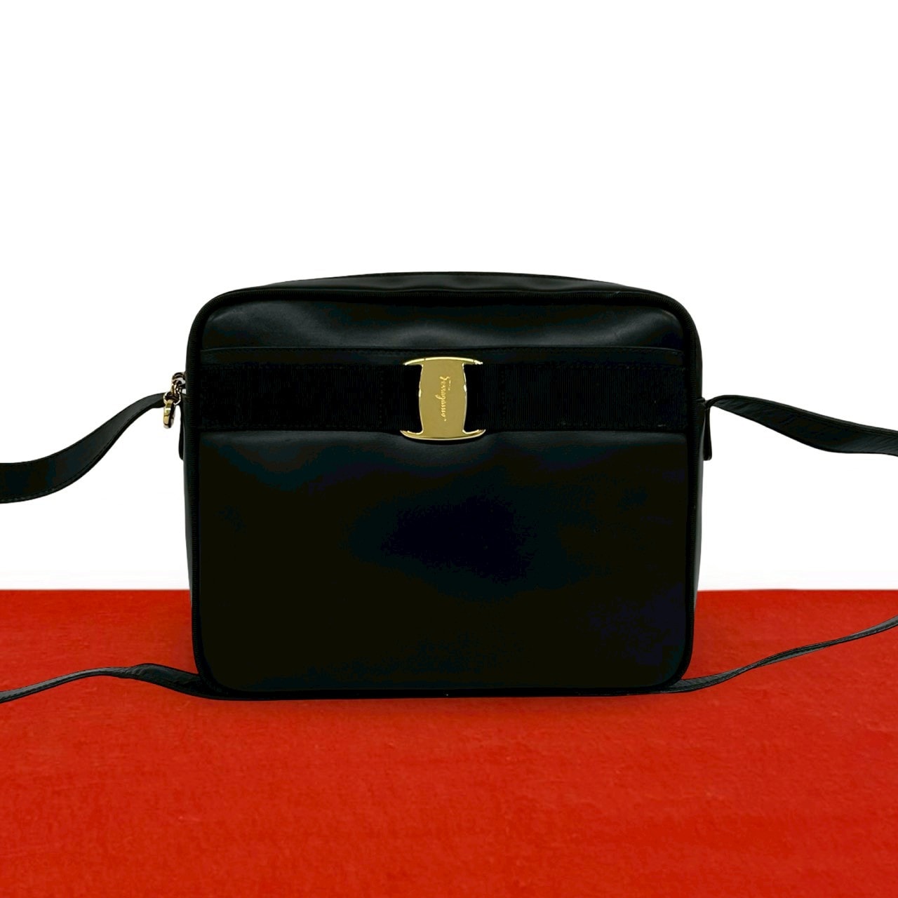 Salvatore Ferragamo サルヴァトーレフェラガモ ヴァラリボン 金具 レザー ショルダーバッグ ブラック
48678