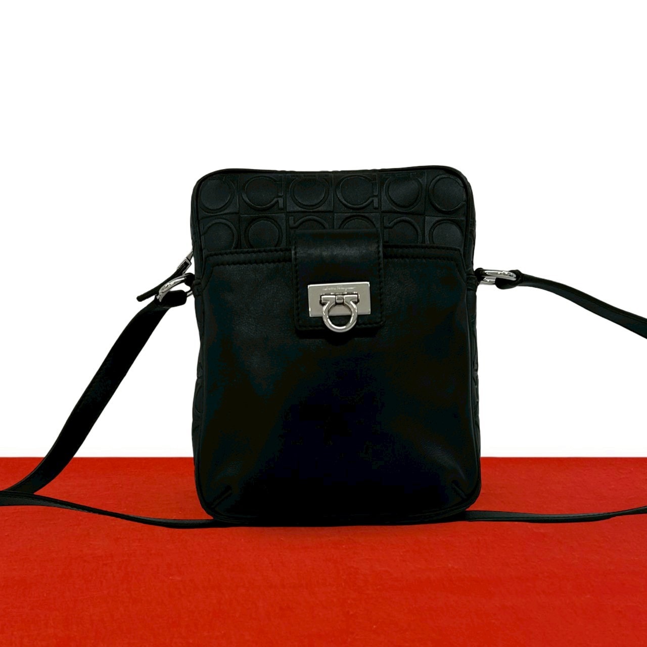 Salvatore Ferragamo サルヴァトーレフェラガモ ガンチーニ 柄 金具 レザー ショルダーバッグ ブラック
 72828