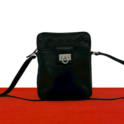 Salvatore Ferragamo サルヴァトーレフェラガモ ガンチーニ 柄 金具 レザー ショルダーバッグ ブラック
72828