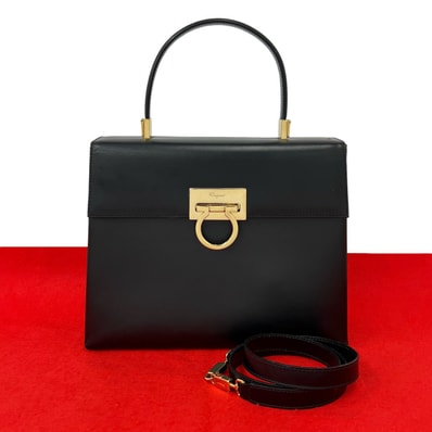 Salvatore Ferragamo サルヴァトーレフェラガモ ガンチーニ 金具 レザー ショルダーバッグ ブラック
61297