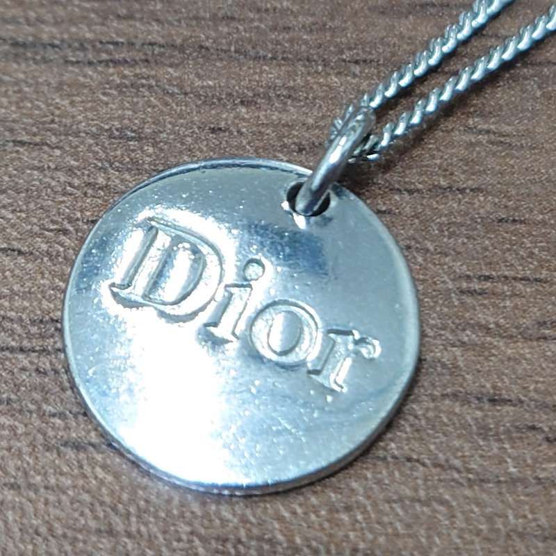 ディオール ロゴ ラウンド ネックレス シルバー色