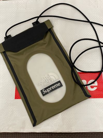 Supreme x The North Face Summit Series Outer Tape Seam Neck Pouch "Olive"