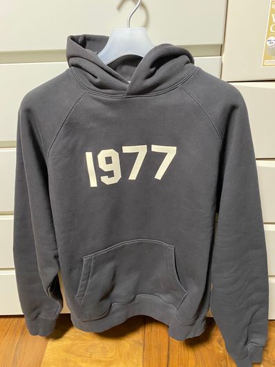 FEAR OF GOD ESSENTIALS 1977 HOODIE "Iron"