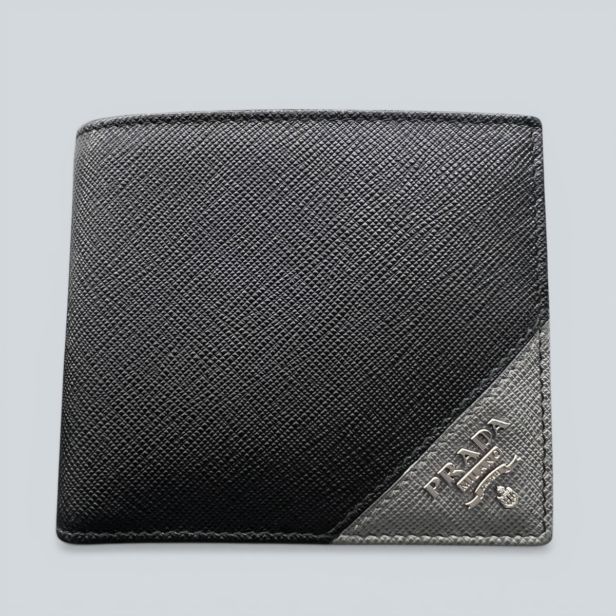 PRADA 展示品級 プラダ サフィアーノ ロゴ メタル 二つ折り財布 2MO738 レザー ブラック グレー バイカラー コンパクトウォレット カードケース ミニ財布 トライアングル 箱付き ギフト プレゼント 美品 SAランク 中古 鑑定済 プラダ財布