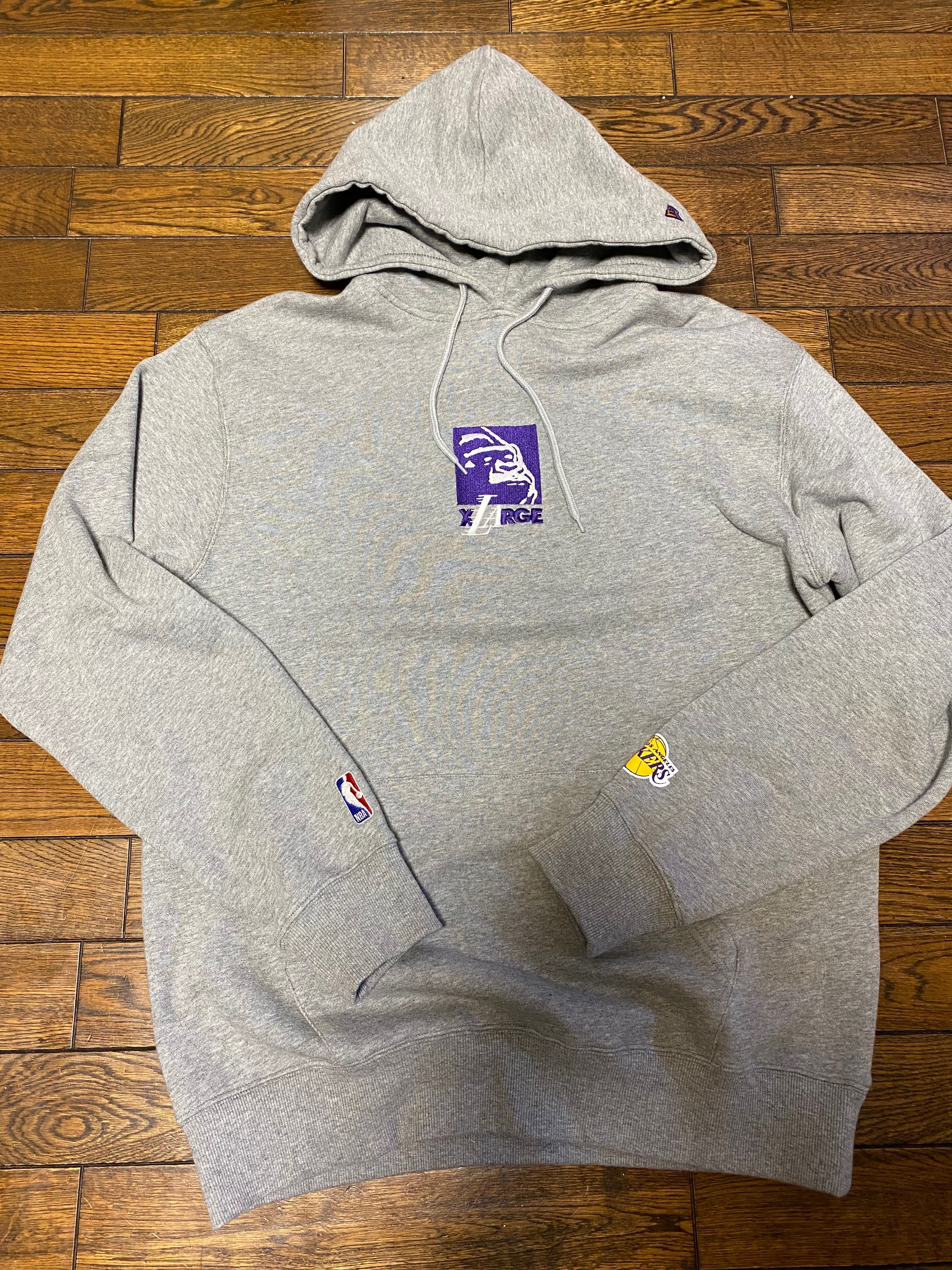 XLARGE x New Era x NBA LAKERS MIX LOGO PULLOVER HOODED SWEAT "Gray"